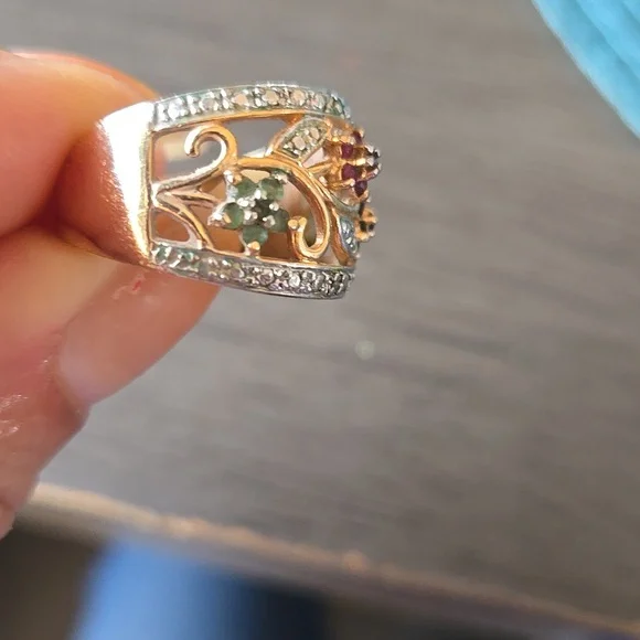 Elegant Gold and Silver Floral Ring. Size 8 - Picture 3 of 7